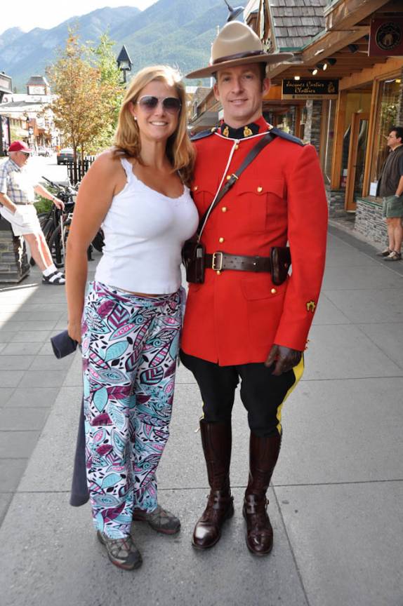 Com a famosa Polícia Montada, na cidade de Banff, em Alberta, no Canadá